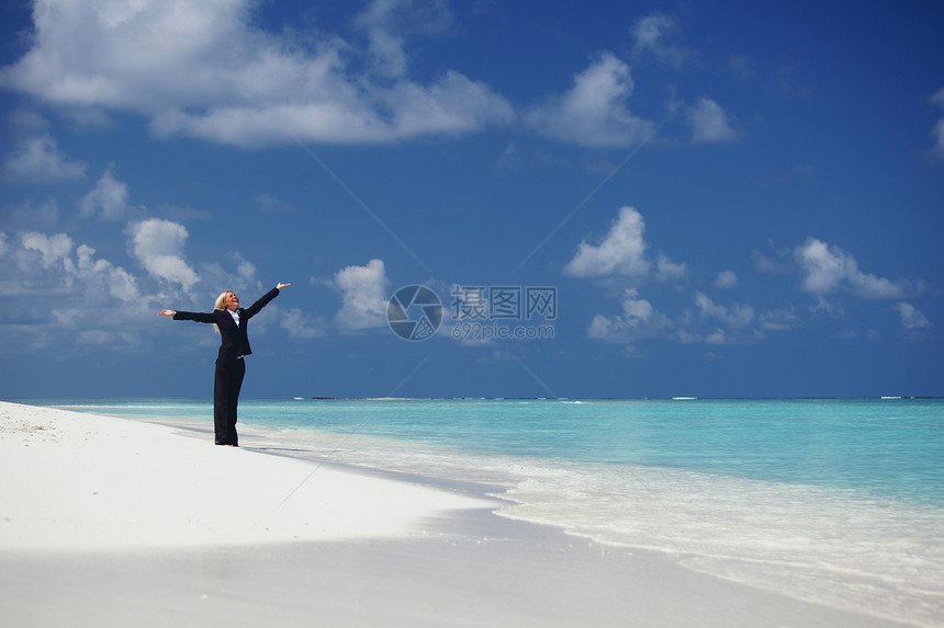 海洋海岸上快乐的女商务人士热带工人海滩成人晴天人士女士微笑蓝色阳光图片