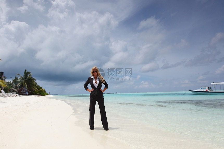 海洋海岸上快乐的女商务人士假期太阳微笑海滩女孩成人阳光海浪商务人士图片