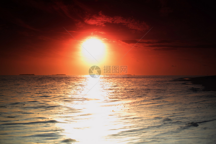 日落在海中旅行海浪假期季节天空金子阳光海洋地平线橙子图片