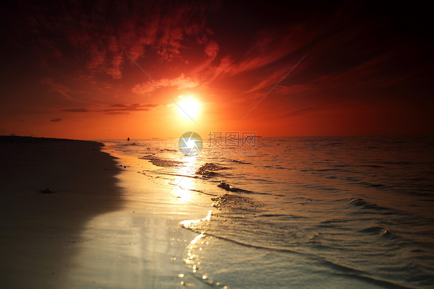 日落在海中金子太阳晴天海洋地平线天空季节热带假期天气图片