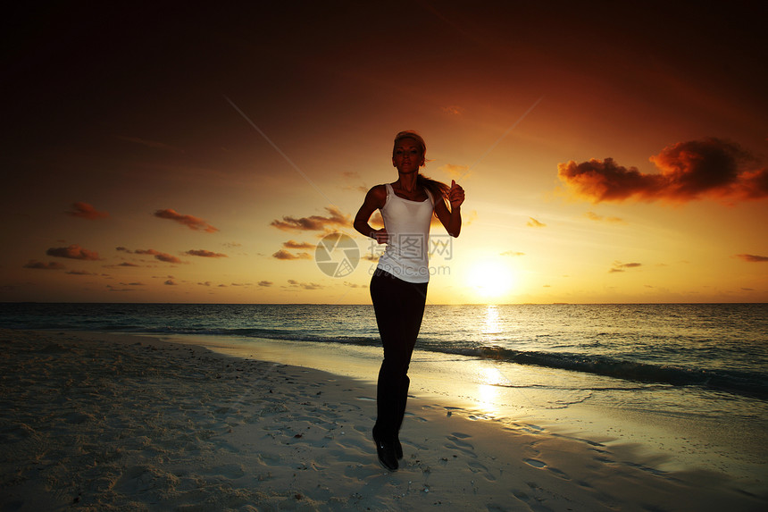 妇女逃亡娱乐练习日落慢跑者海洋女士天空女孩运动自由图片