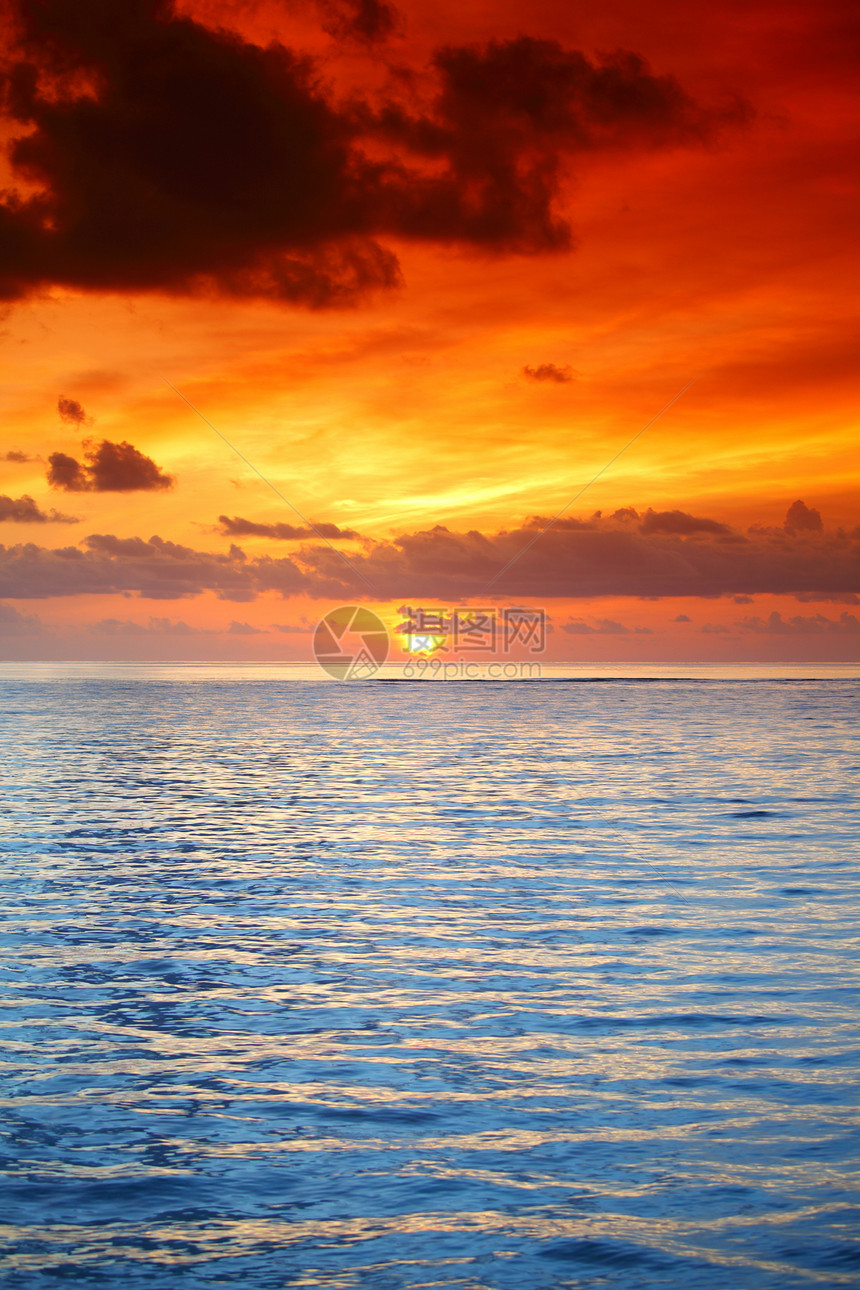日落在海中阳光晴天蓝色热带金子太阳假期海滩天气橙子图片