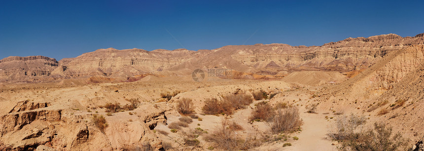 以色列内盖夫沙漠中小克拉泽的景色沙漠景观蓝色侵蚀沙丘爬坡天空荒野全景石头砂岩环境图片