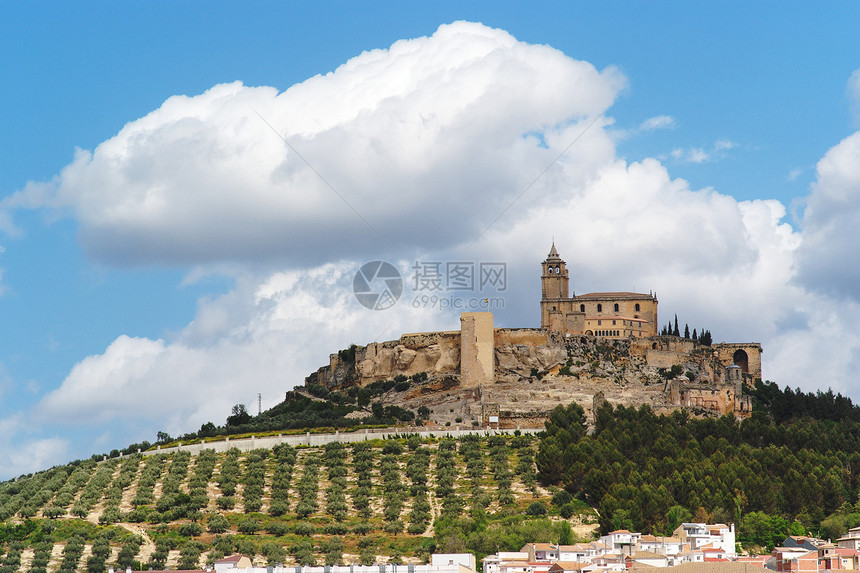 西班牙安达卢西亚Alcala Real镇上山丘上的中世纪的La Mota城堡图片