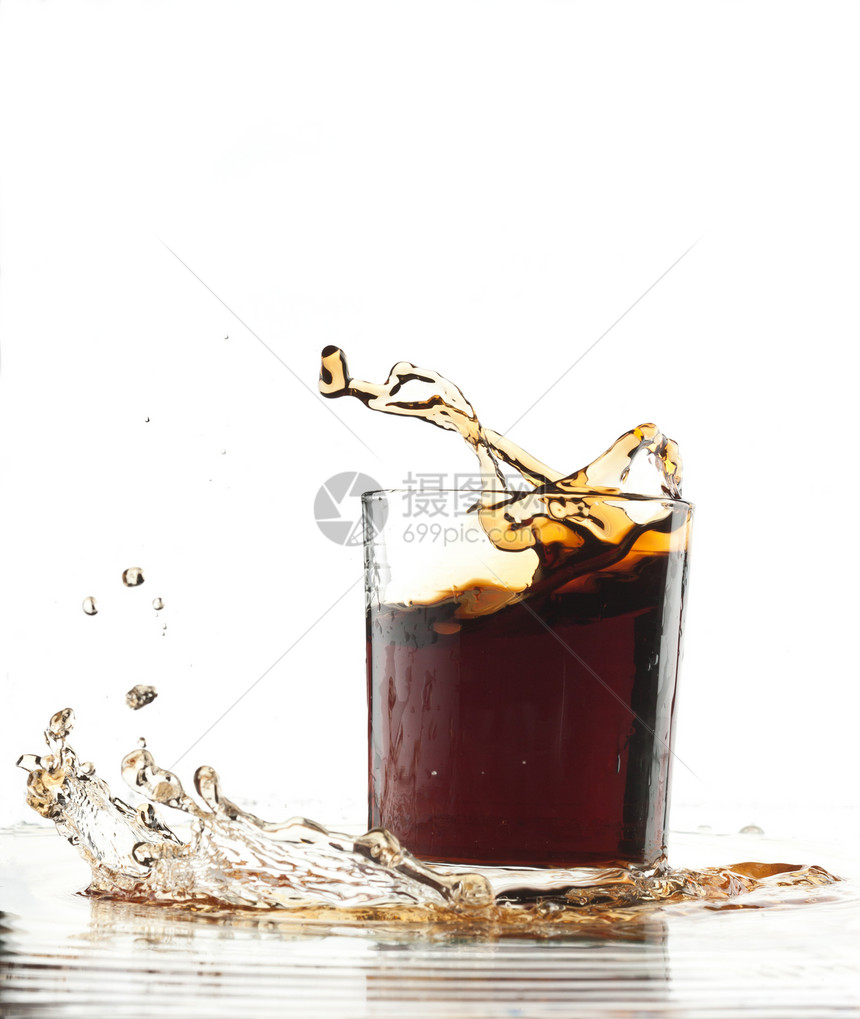 哥拉喷洒苏打流动宏观高脚杯反射棕色飞溅白色可乐食物图片
