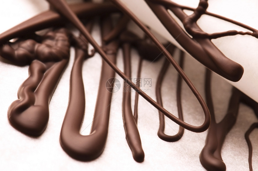 一张白皮书上的巧克力痕迹甜点奶油液体可可食物糖浆傻事育肥斑点水滴图片