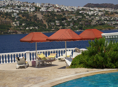 爱琴海旅馆雨伞假期水池游泳旅游酒店热带旅行蓝色背景图片