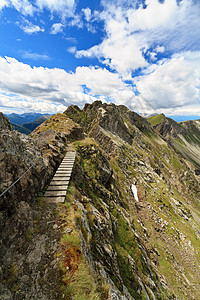 白云岩绳索蒙佐尼山的通道背景