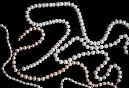 黑丝上的白珍珠项链珠宝宝石黑色白色细绳天鹅绒魅力首饰丝绸背景图片