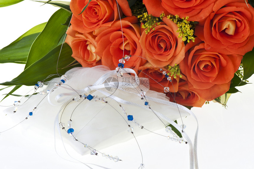 项链和橙色的玫瑰戒指情侣甜点仪式磁带家庭花朵结婚婚姻婚礼图片