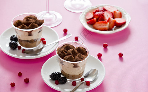 粉色草莓蛋糕芝士蛋糕和水果食物巧克力杯子糕点奶油勺子棕色甜点粉色黑色背景