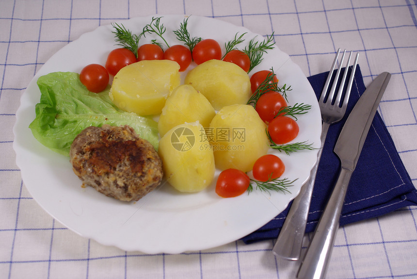 煮土豆愿望切菜服务青菜蓝色蔬菜桌子午餐厨房庆典食物盘子图片