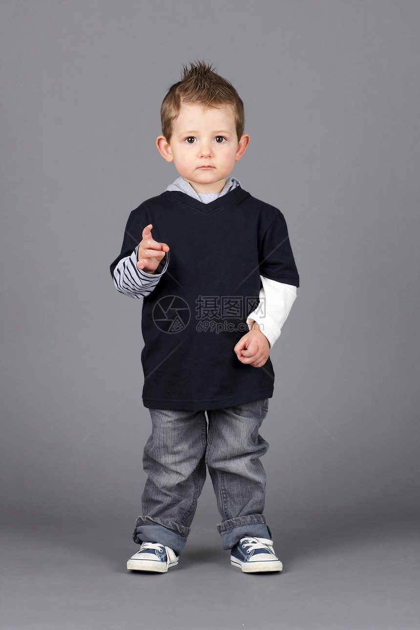 小男孩指着工作室儿童警告婴儿沉思手指孩子气泡演讲乐趣图片