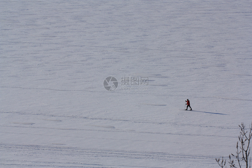 享受在渥太华河上跨国滑雪的一天图片