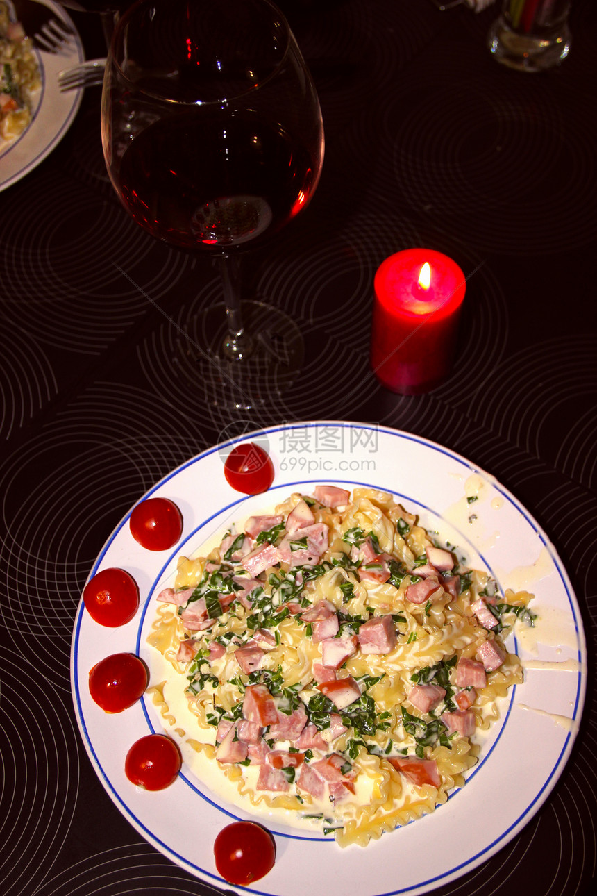 加奶油酱和火腿的意大利面盘子面条餐厅食物胡椒蜡烛猪肉宏观火箭美味图片