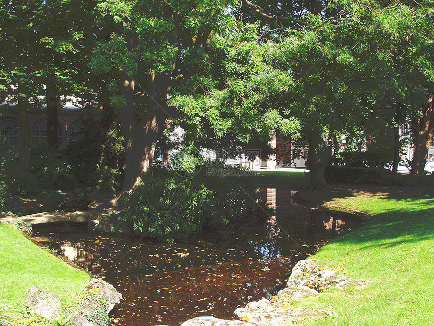 城市公园的池塘季节支撑溪流石头叶子公园风景男人天空绿色植物图片