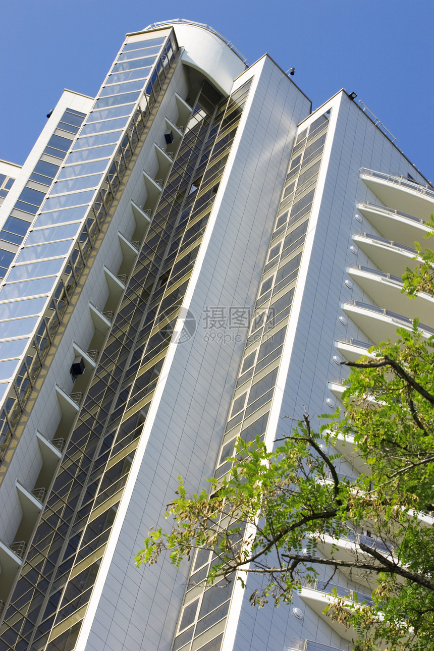 现代住宅楼房地面摩天大楼蓝色天空财产金属合金玻璃铁轨反射图片