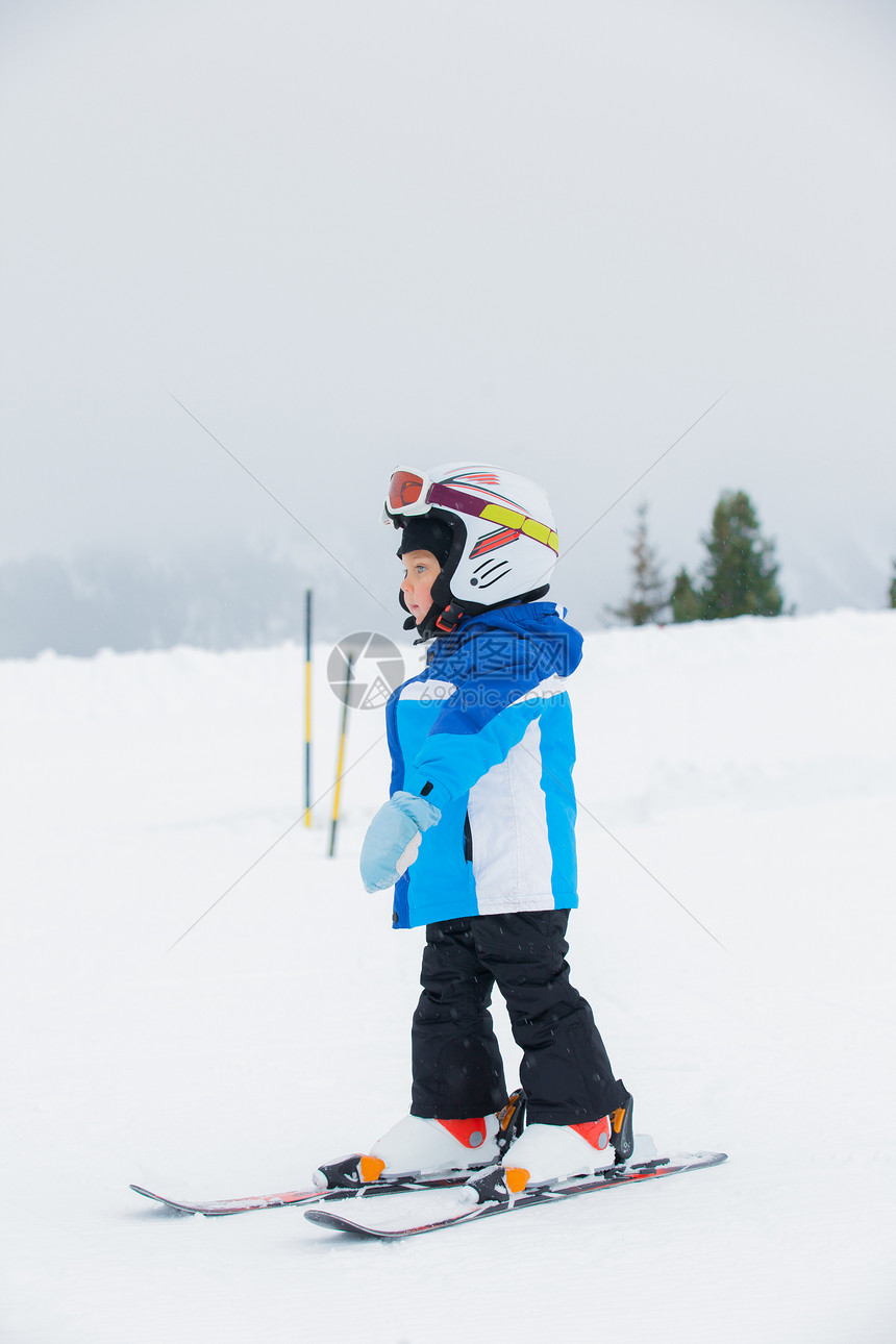 少年滑雪运动员行动爱好孩子高山快乐活动假期乐趣面具风镜图片