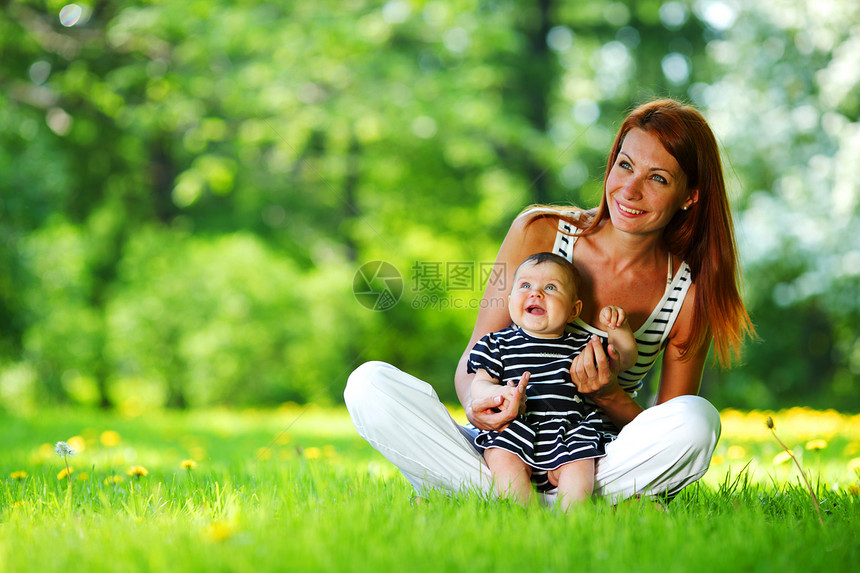 母亲和女儿在绿草上女士公园花园婴儿喜悦青年晴天幸福夫妻成人图片