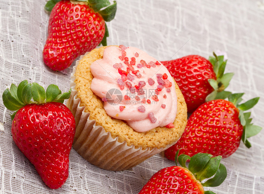 草莓蛋糕粮食早餐贪婪玫瑰甜点糕点水果馅饼蛋糕桌子图片