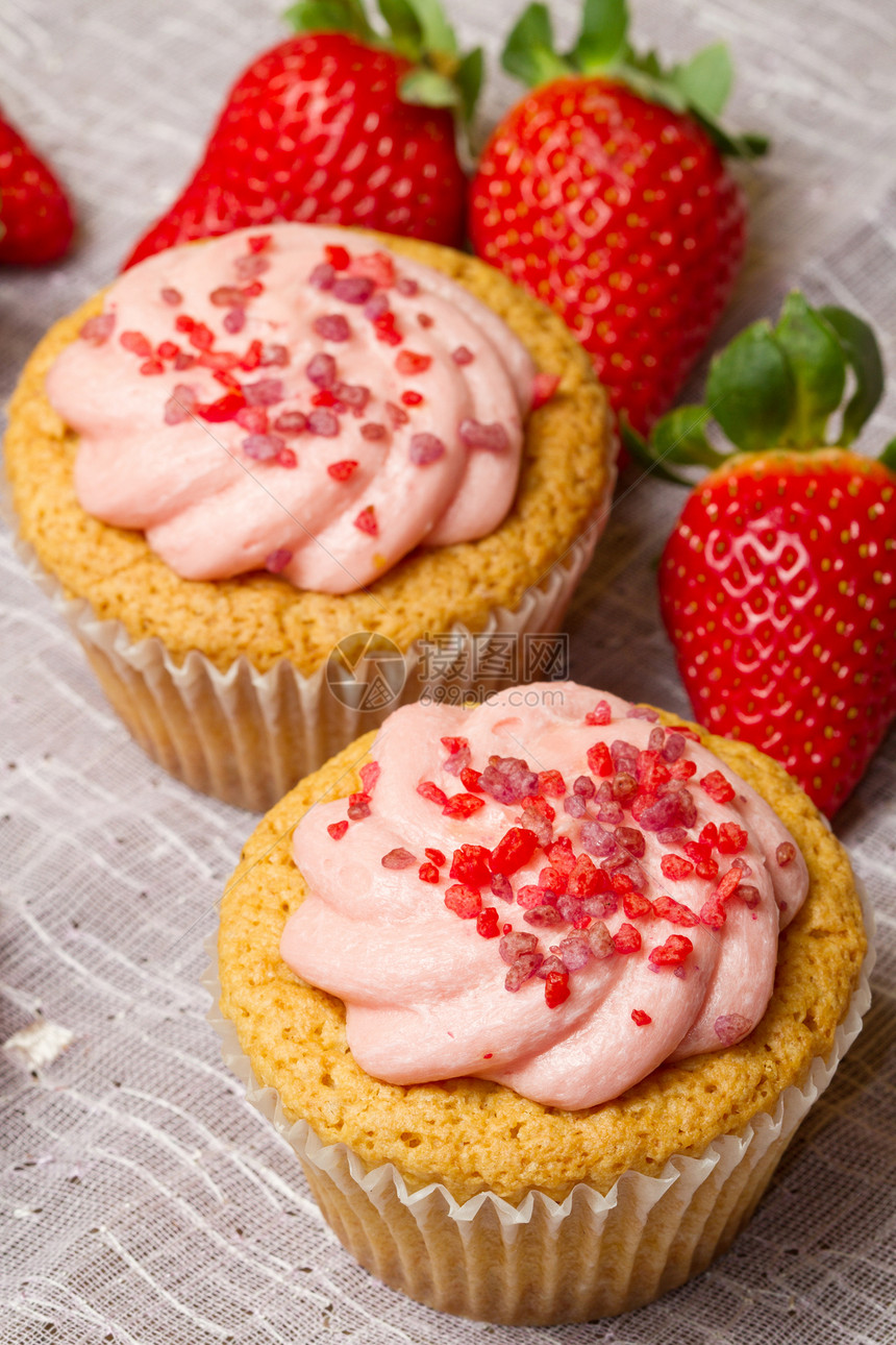 草莓蛋糕桌子糕点水果馅饼粮食玫瑰甜点贪婪蛋糕早餐图片