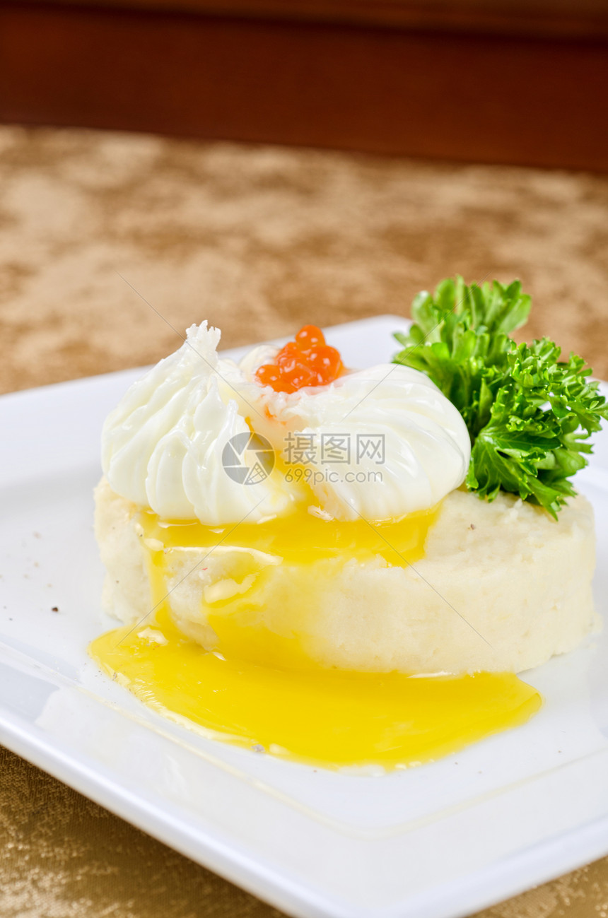 浸卵蛋状物鱼子经济美食奶油水煮土豆油炸餐厅午餐图片