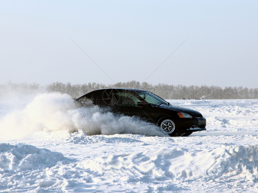 冬季路上的车寒冷橡皮季节沥青运输车辆天气速度暴风雪天空图片