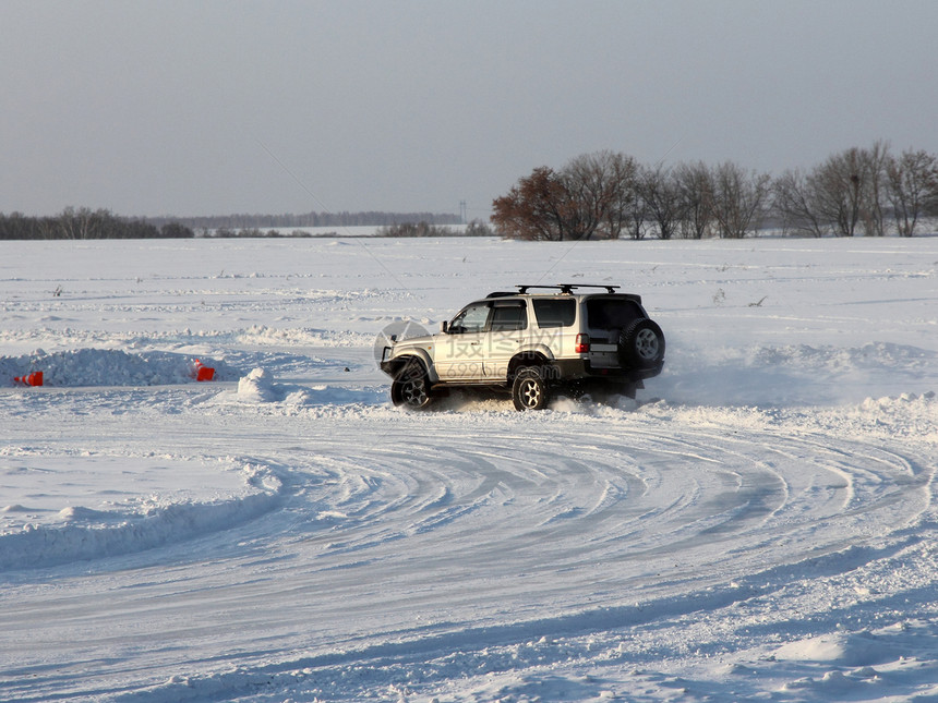 冬季路上的车寒冷速度运输天空交通车辆沥青橡皮天气寒意图片