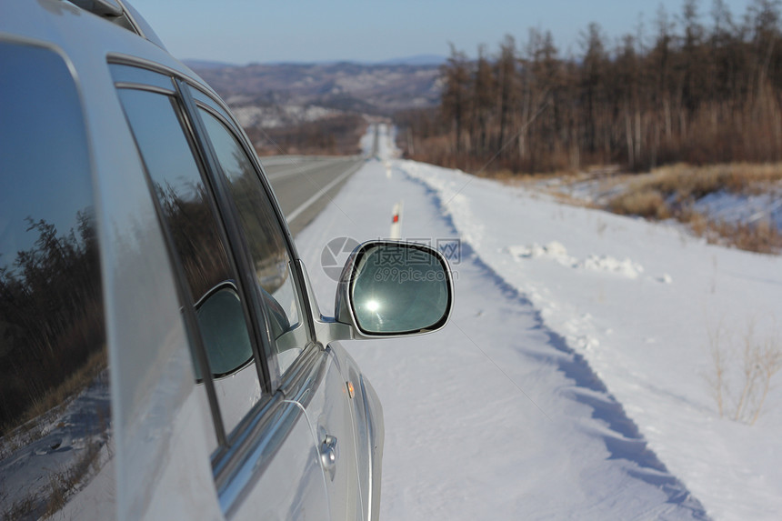 冬季路上的车季节气候车辆交通寒意寒冷天气速度沥青旅行图片