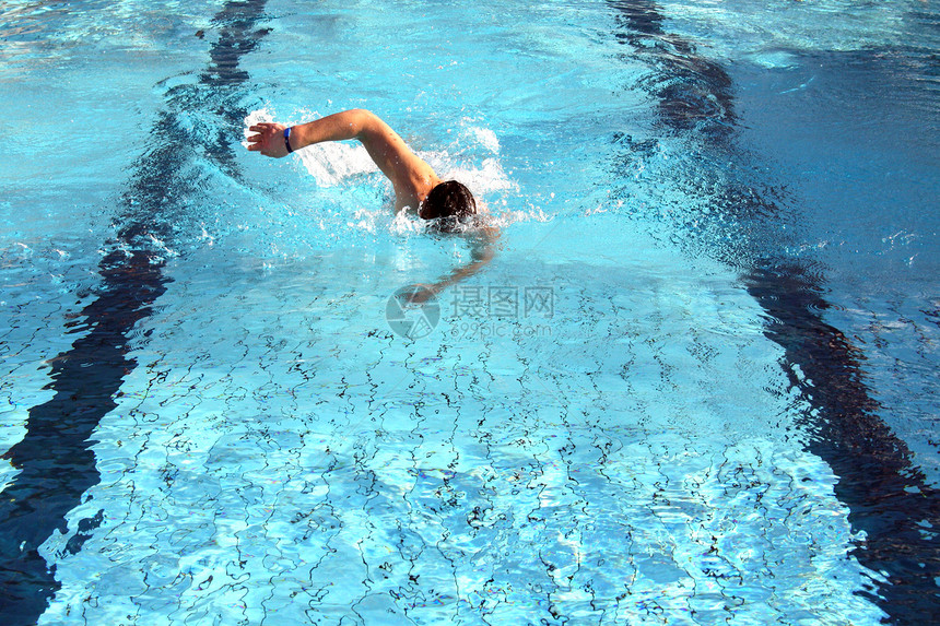 男人学会游泳爬行蓝色闲暇游戏活力活动游泳衣竞赛游泳者成人风镜图片