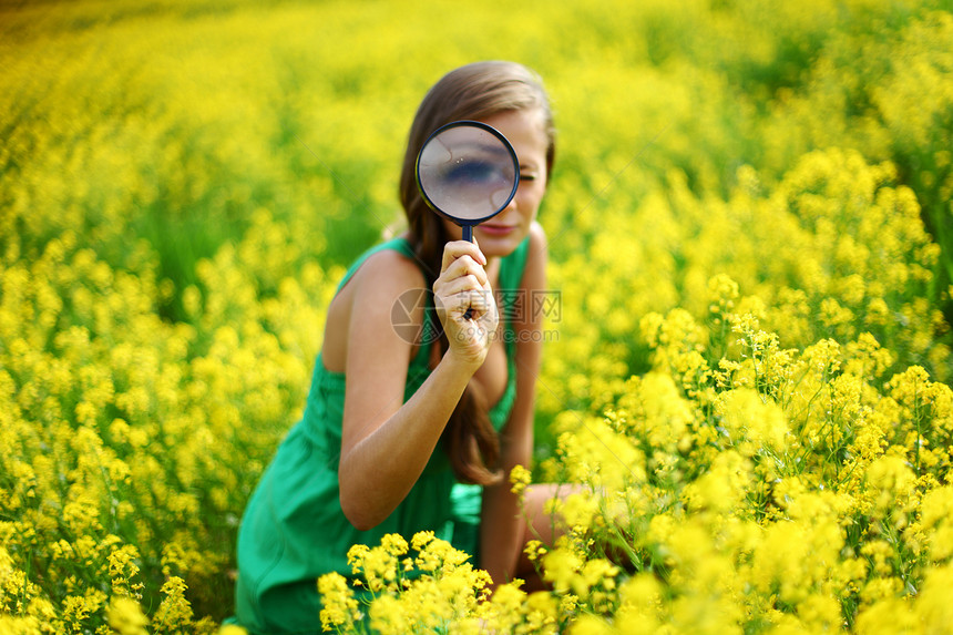 植物学家眼睛女性乐趣花朵间谍太阳镜片天空草地场地图片