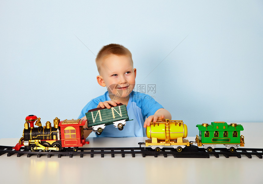 男孩玩玩具铁路金发幼儿园火车塑料男生选址童年蓝色孩子运输图片