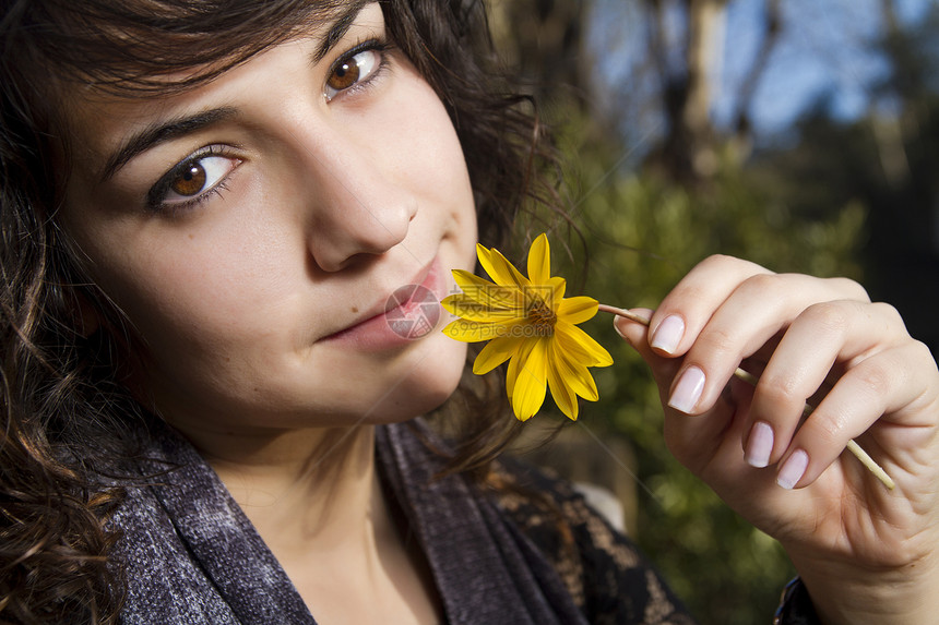 有黄色花朵的美丽女孩女士公园女性围巾女孩幸福青年季节植被图片