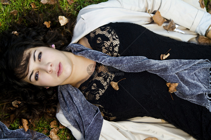 躺倒在地上地面植被绿色季节女士幸福围巾公园树叶青年图片