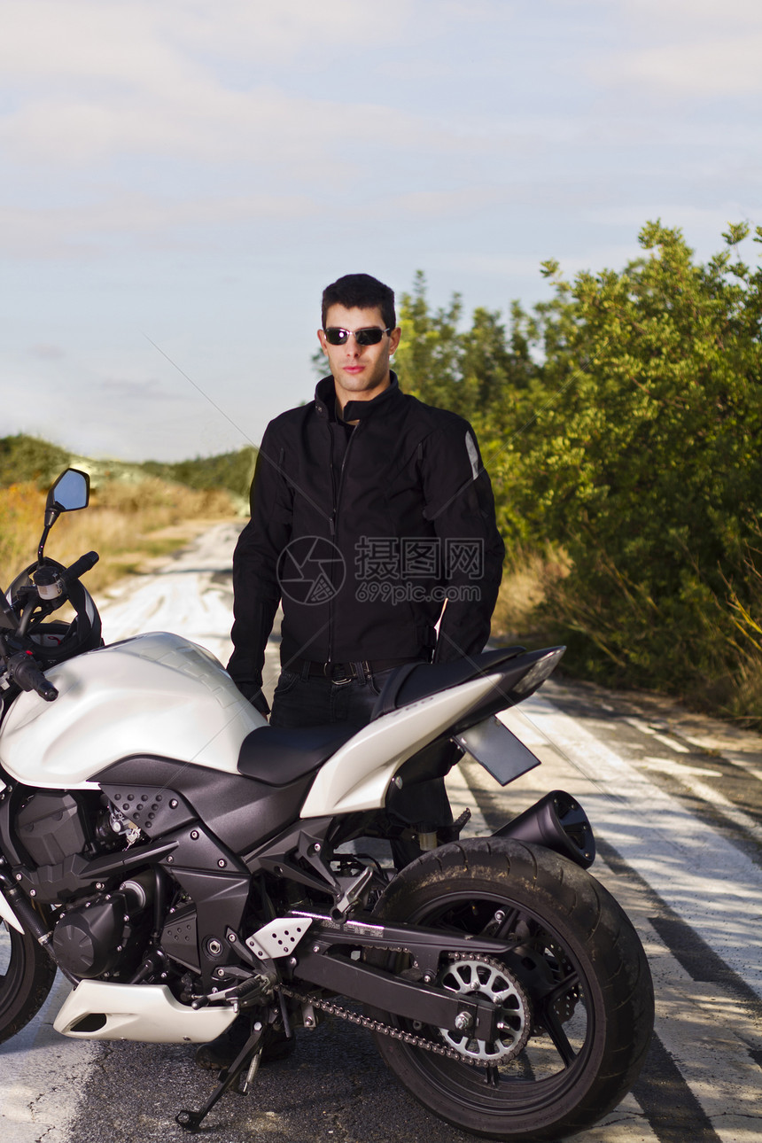 骑摩托车的男人植被冒险司机齿轮机器小路旅行姿势农村运输图片