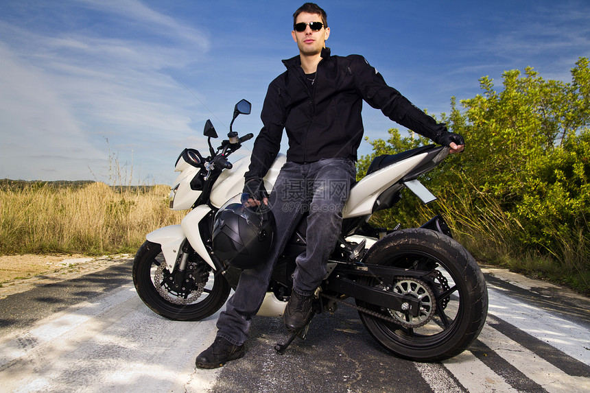 骑摩托车的男人农村自行车姿势发动机运输齿轮青年沥青冒险车辆图片