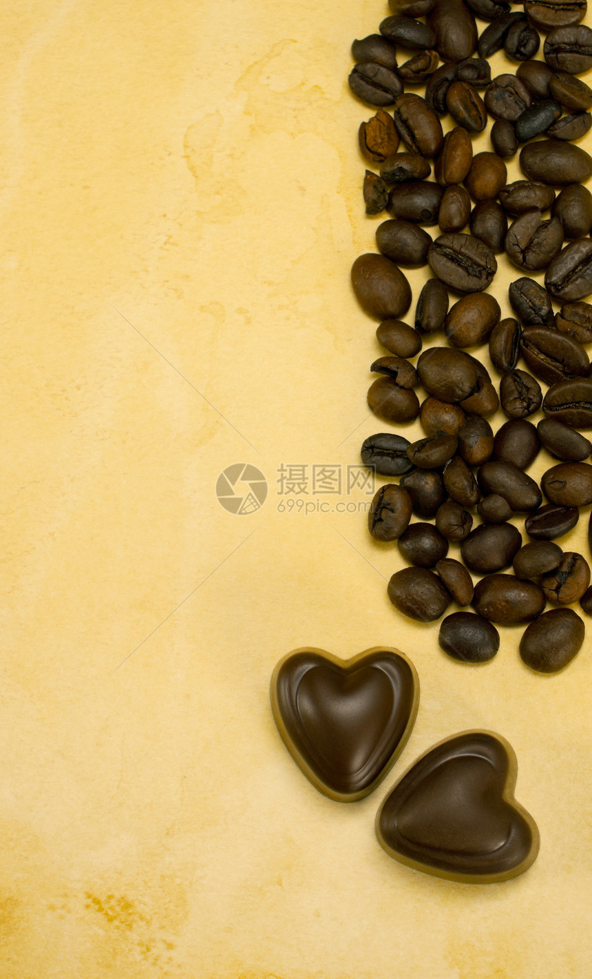 两颗心形巧克力糖果和咖啡豆食物甜点豆子咖啡图片