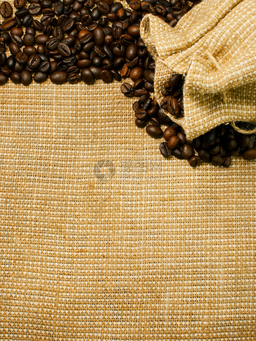 A 烤咖啡豆和薄饼的背景咖啡线程豆子解雇棕色麻布图片