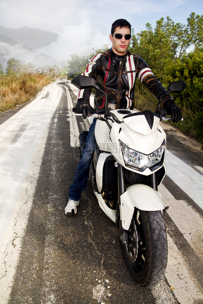 骑摩托车的男人车辆青年太阳镜植被机器夹克自行车发动机司机男生图片
