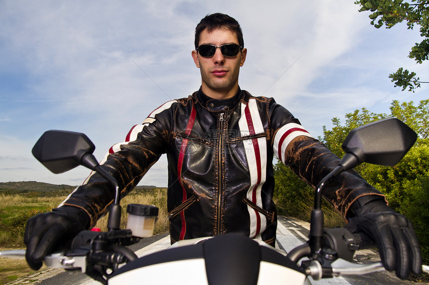骑摩托车的男人太阳镜小路男性男生齿轮植被司机冒险姿势沥青图片