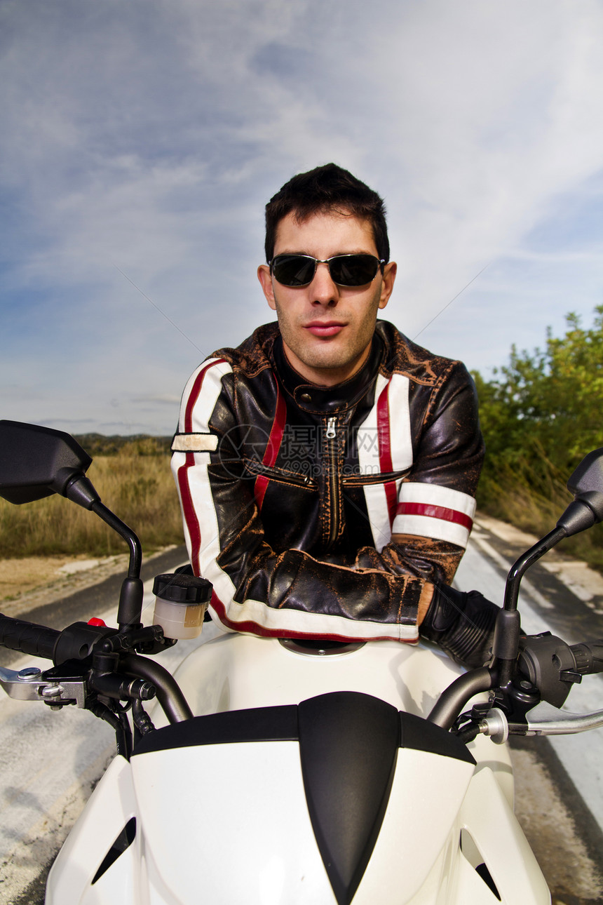 骑摩托车的男人运输农村青年齿轮夹克沥青旅行男生机器植被图片