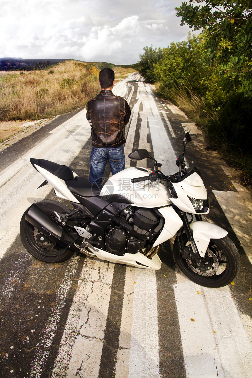 骑摩托车的男人男性齿轮车辆沥青青年自行车男生旅行发动机司机图片