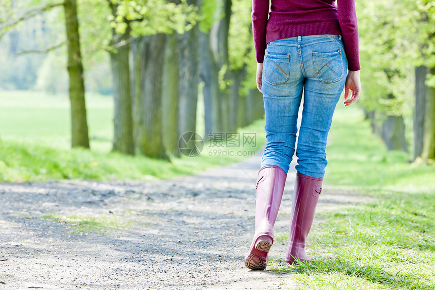 妇女穿着橡胶靴的详情小路鞋类牛仔裤外观成人女性女士紫色裤子图片