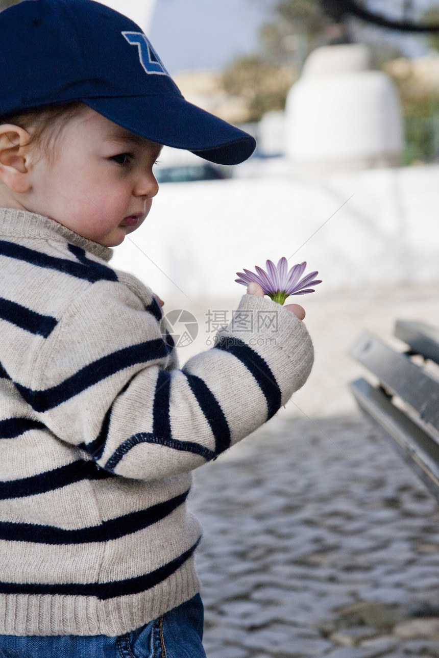 带帽子和鲜花的幼儿图片