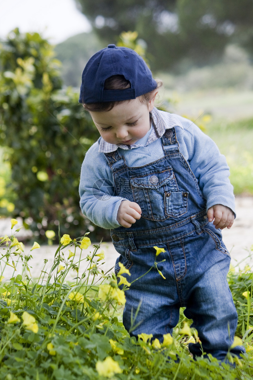 带上限的幼儿牛仔裤快乐孩子青年喜悦植物男性植被男生衬套图片