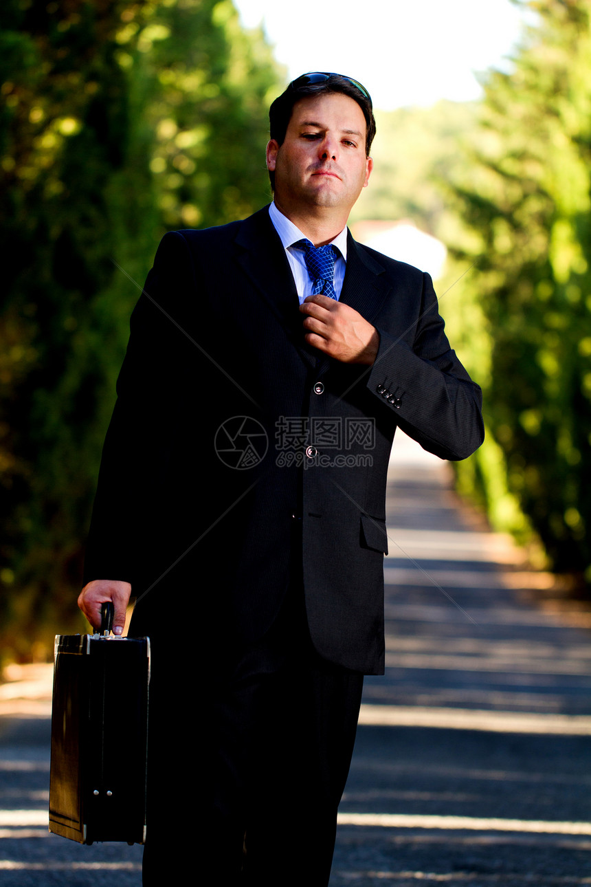 在路上拿着手提箱的商务人士套装快乐领带乐趣公园工作孤独商业男人小路图片