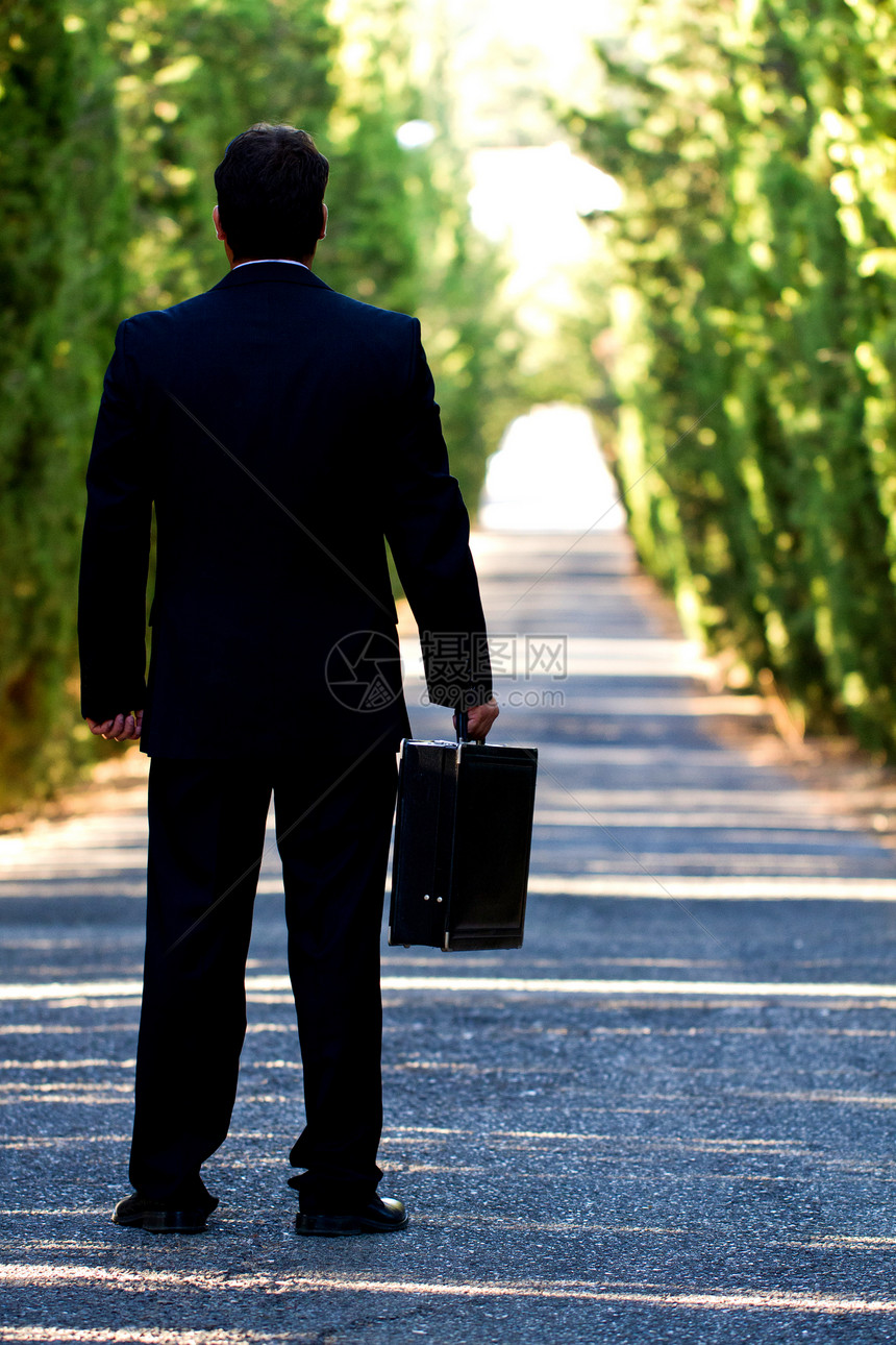 在路上拿着手提箱的商务人士小路夹克街道快乐乐趣套装男人工作孤独商业图片