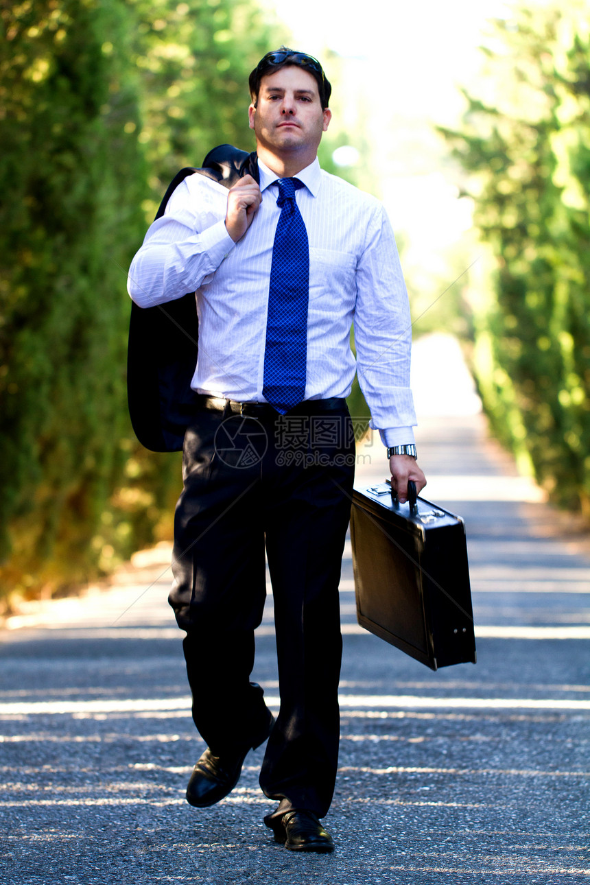 在路上拿着手提箱的商务人士乐趣领带男人孤独工作商业套装快乐夹克公园图片