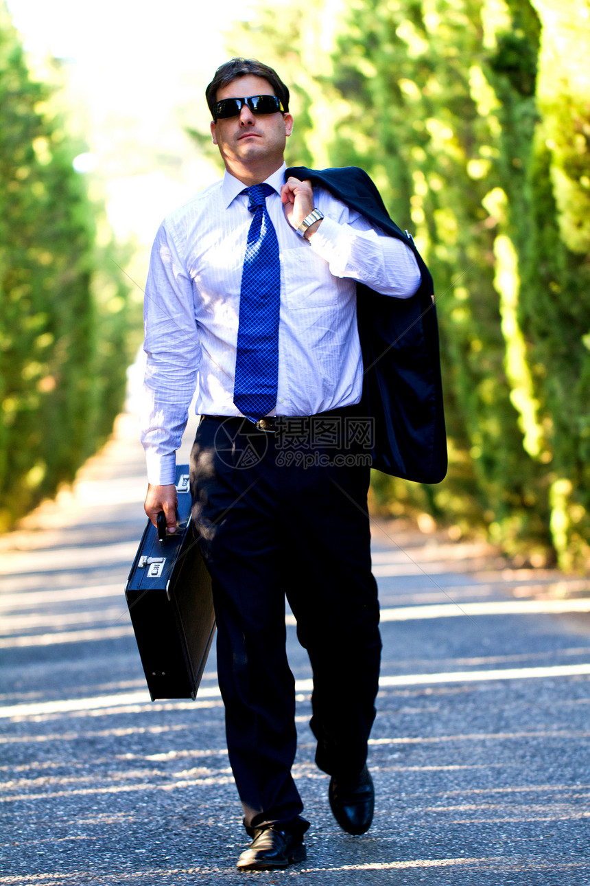 在路上拿着手提箱的商务人士孤独乐趣街道手提箱工作套装快乐领带男人小路图片