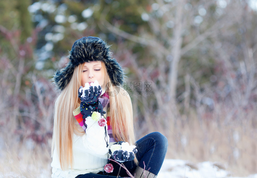 冬季女孩蓝色头发森林微笑青少年乐趣帽子女性白色喜悦图片